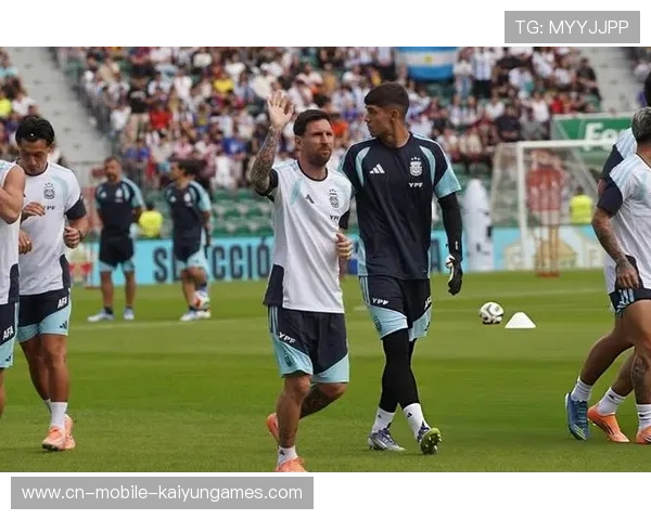 国家队在赛后举行公开训练以回馈球迷，国家队参加联赛